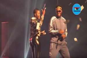 Reign Concert: Fella Makafui sprays cash on fans during Medikal’s performance